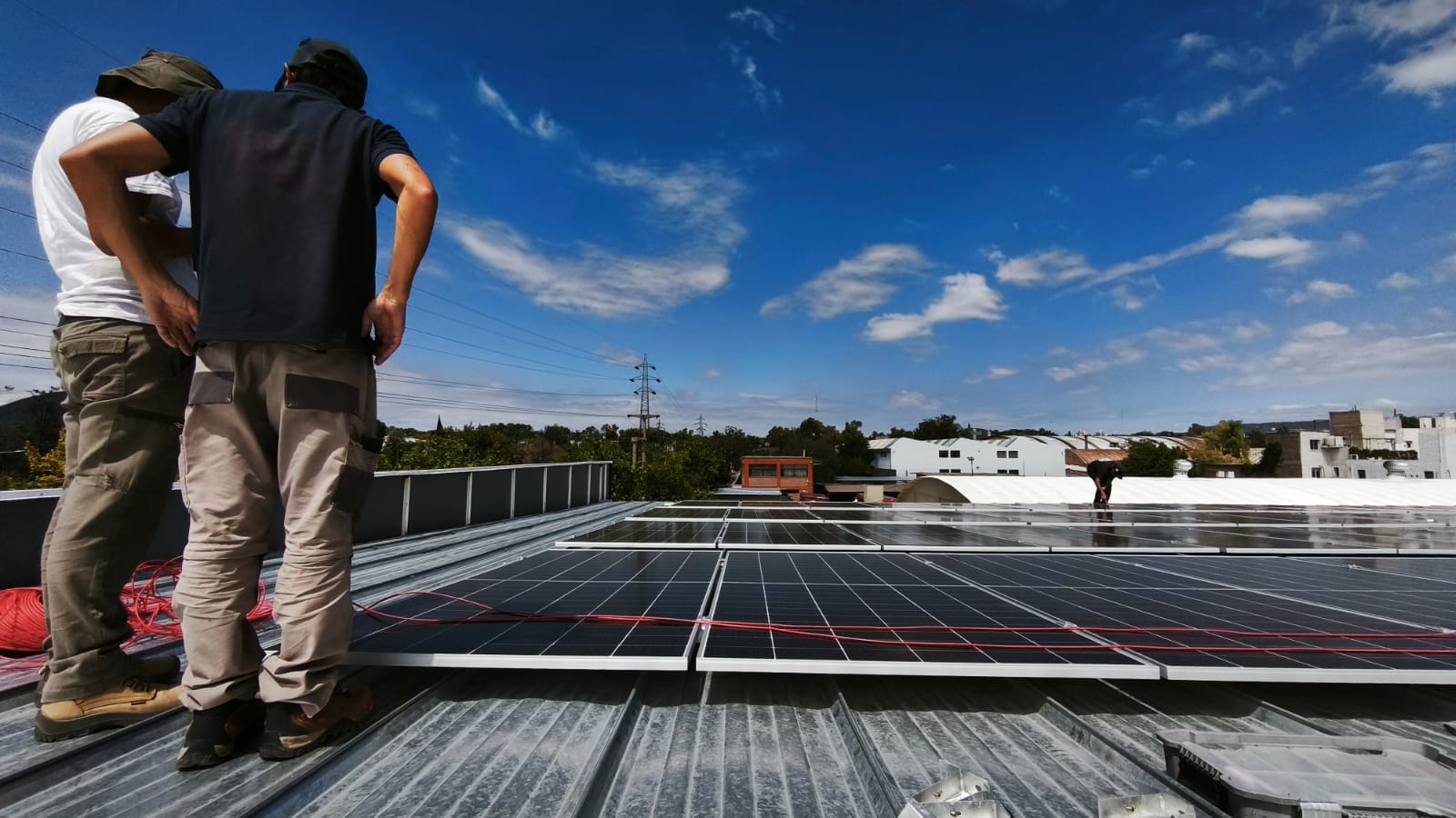 Montaje de módulos fotovoltaicos en la cubierta de Tecnalco, Godoy Cruz