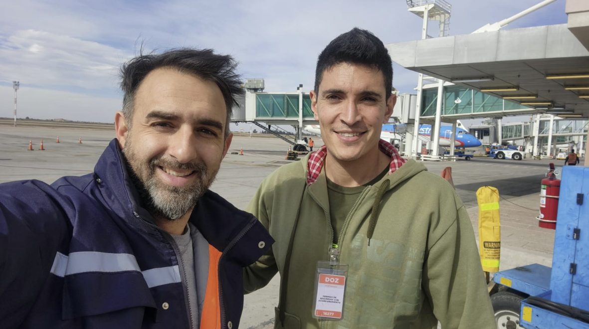 Los ingenieros Diego Logotetti y Miguel Arce, de Suntec Energía, en la plataforma del Aeropuerto de Mendoza