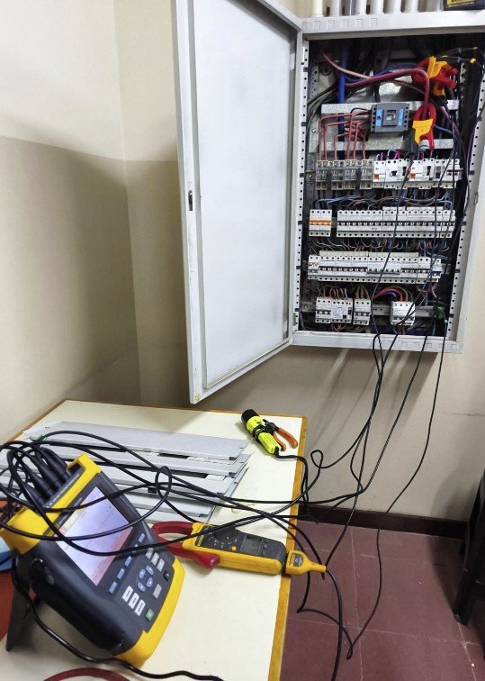 Analizador de calidad de energía Fluke 434-II y pinza amperométrica conectados a un tablero eléctrico durante un relevamiento