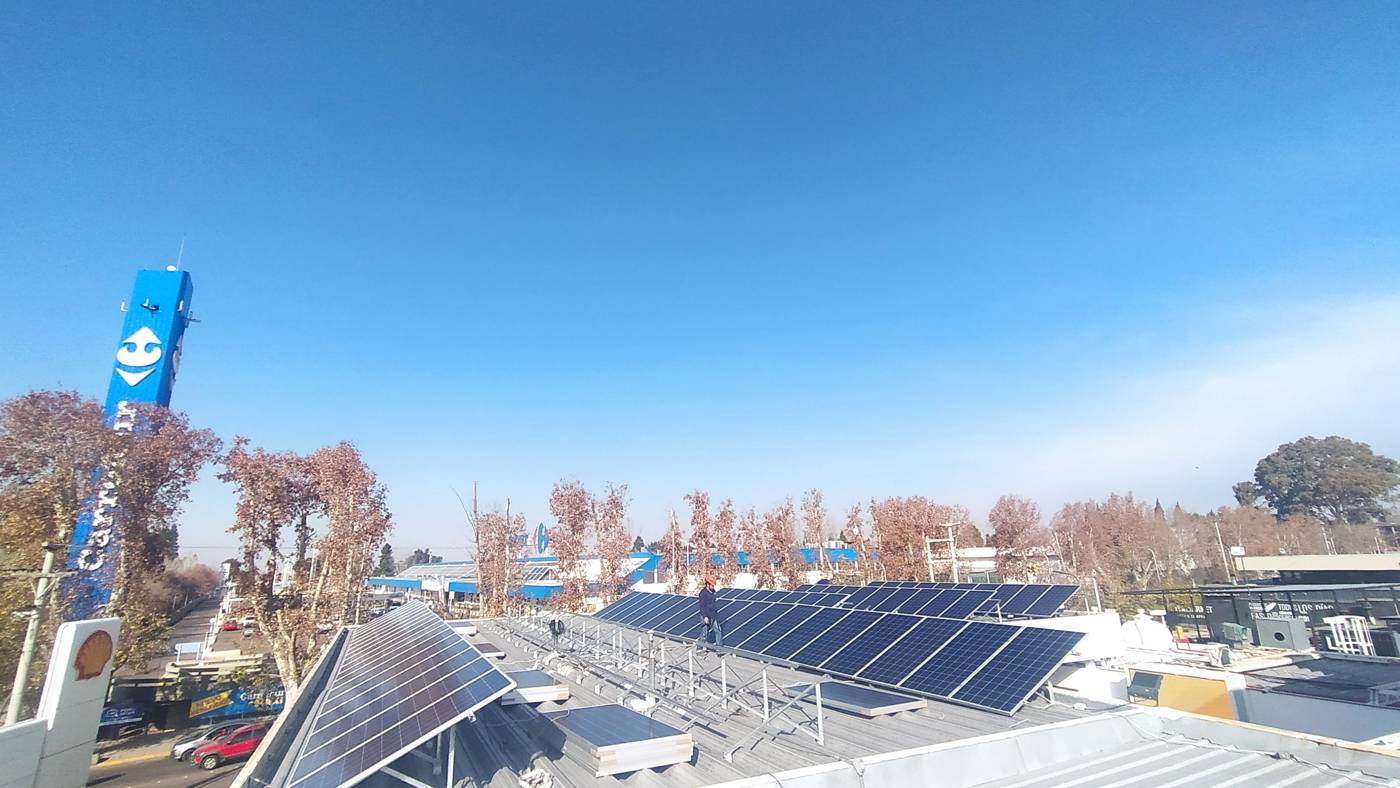 Paneles solares sobre la cubierta de una estación de servicio de bandera Shell en Guaymallén