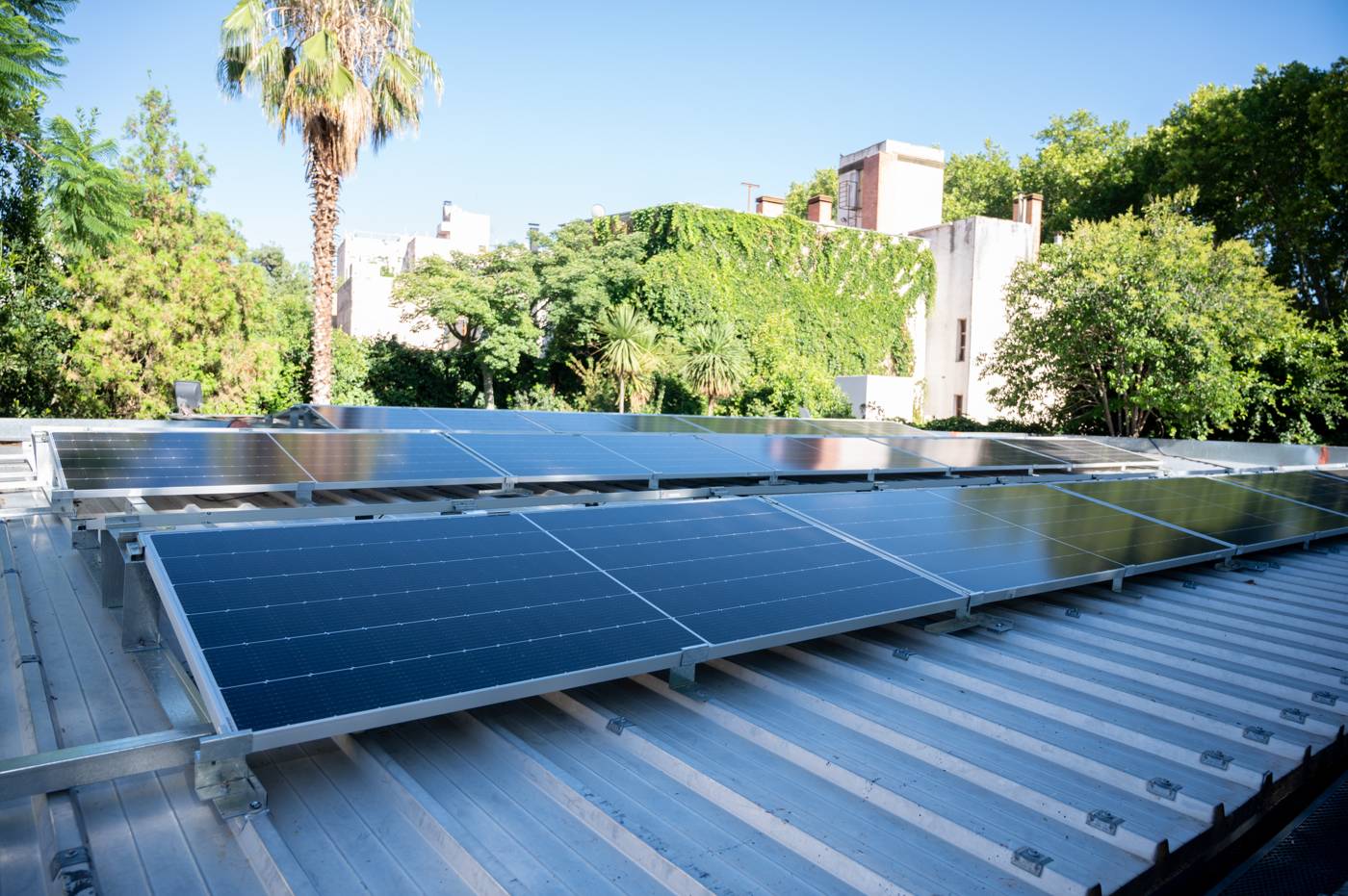 Vista general de la instalación fotovoltaica en la cubierta de Francesco Ristorante
