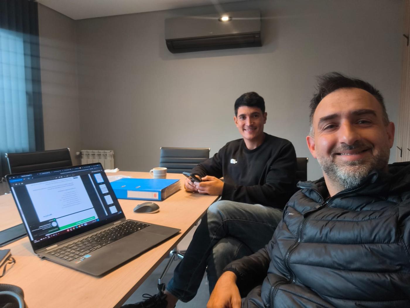Los ingenieros Miguel Arce y Diego Logotetti, socios de Suntec Energía, en una reunión de trabajo