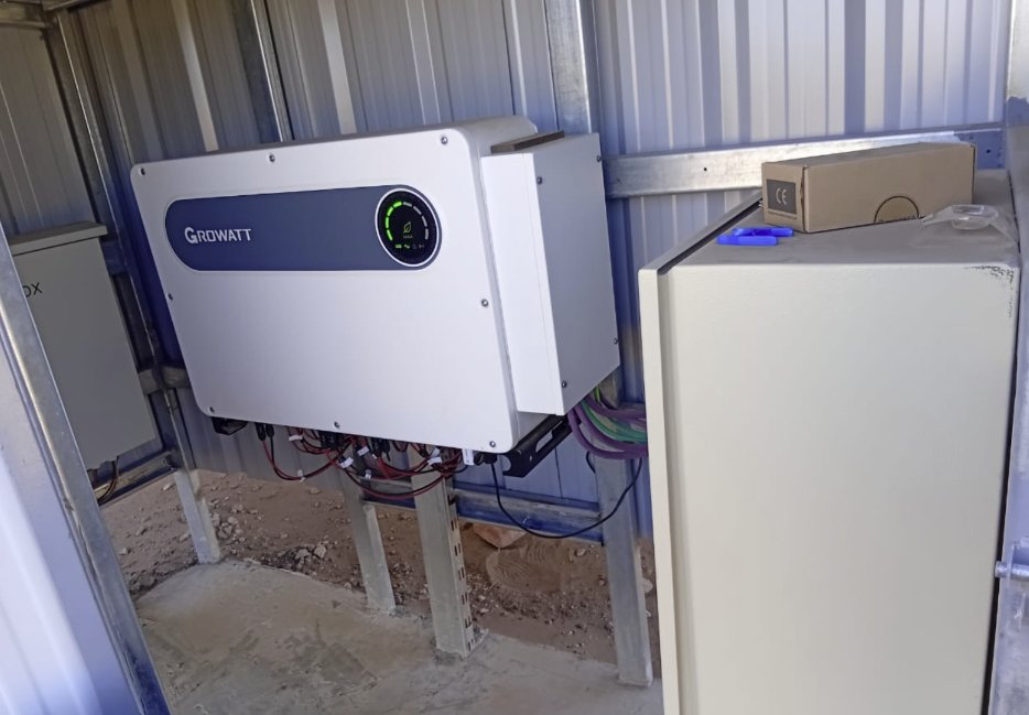 Inversor Growatt trifásico y tablero de protecciones de una planta fotovoltaica de 100 kWp en Lavalle, Mendoza