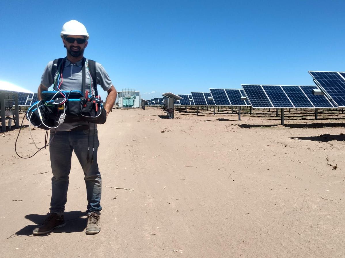 Ingeniero de Suntec Energía con el equipo de ensayo de curvas I-V en el Parque Solar Santa Rosa, Mendoza