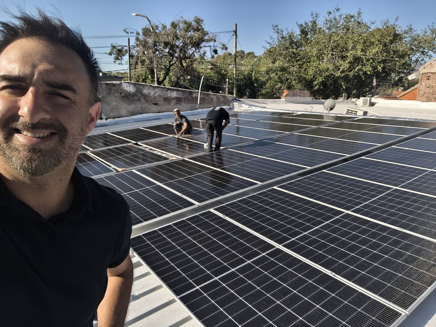 Ingeniero de Suntec junto a la cuadrilla montando los módulos de la planta de 23 kWp en el techo de un restaurante de la Ciudad de Mendoza